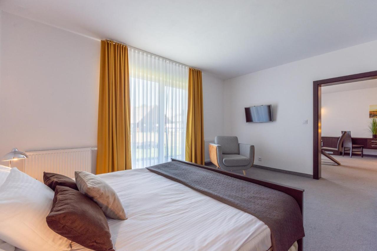 Hotel Jan Darlowko Bagian luar foto